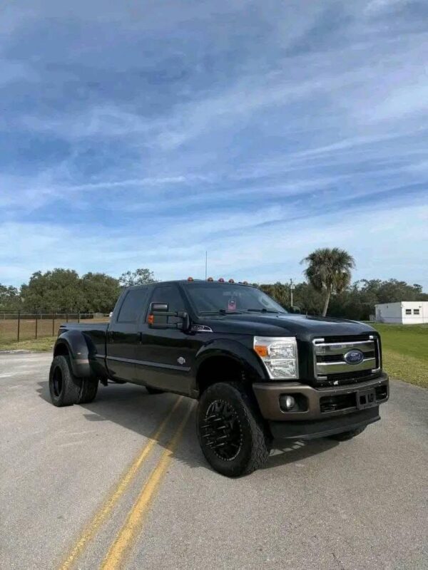 2015 Ford F350 4x4 dually with 6.7 Powerstroke diesel and automatic transmission - Image 6