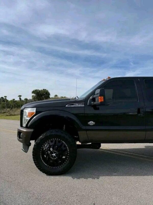 2015 Ford F350 4x4 dually with 6.7 Powerstroke diesel and automatic transmission - Image 7