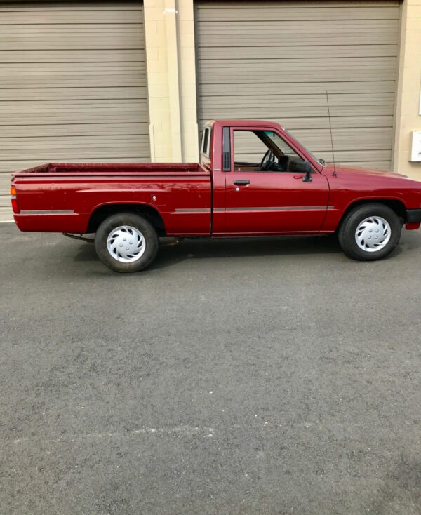 1986 Toyota Pickup 4-Speed - Image 3